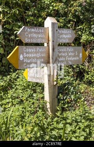 Signalisation complète sur le parc national d'Exmoor près du village de Bossington, Somerset Royaume-Uni Banque D'Images