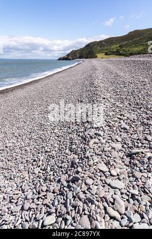 La barrière de galets et de galets de Bossington Beach en direction de Hurlstone point sur la côte du parc national d'Exmoor, Somerset, Royaume-Uni Banque D'Images