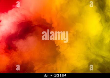 Abstrait coloré, multicolore fumée propagation, fond clair pour la publicité ou le design, papier peint pour gadget. Texture fumée éclairée au néon, nuages soufflants. Design moderne. Banque D'Images