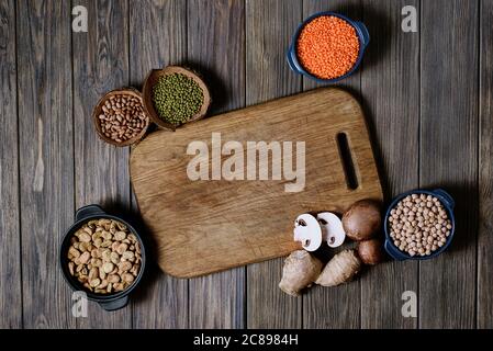 Légumineuses, lentilles, pois chikés et haricots assortis vue du dessus. Composition de différents types de légumineuses dans des bols sur fond de bois Banque D'Images