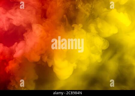 Abstrait coloré, multicolore fumée propagation, fond clair pour la publicité ou le design, papier peint pour gadget. Texture fumée éclairée au néon, nuages soufflants. Design moderne. Banque D'Images