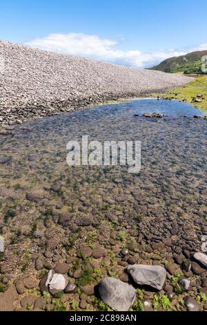 Une piscine derrière la barrière de galets et de galets de Bossington Beach, en direction de Hurlstone point sur la côte du parc national d'Exmoor, Somerset Banque D'Images