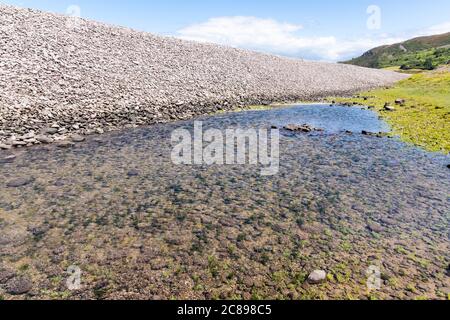 Une piscine derrière la barrière de galets et de galets de Bossington Beach, en direction de Hurlstone point sur la côte du parc national d'Exmoor, Somerset Banque D'Images