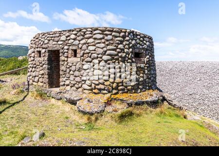 Une boîte à pilules de galets construite sur la crête de galets et de galets de la plage de Bossington, sur la côte du parc national d'Exmoor, Somerset, Royaume-Uni Banque D'Images