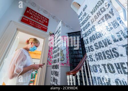 Londres, Royaume-Uni. 22 juillet 2020. Travail d'Aida Wilde - Schoeni Projects présente DISCONGONNEL, un art urbain «prise de contrôle» d'une maison de ville du sud de Londres - répondant à la pandémie COVID-19. Les dix artistes urbains internationaux, enfermés, ont transformé la maison avec de nouvelles œuvres spécifiques au site. L'exposition se déroule en personne du 24 juillet au 24 août et en ligne du 31 août 2020. Il est présenté en collaboration avec HKmurals - une organisation artistique à but non lucratif basée à Hong Kong. Crédit : Guy Bell/Alay Live News Banque D'Images