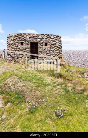 Une boîte à pilules de galets construite sur la crête de galets et de galets de la plage de Bossington, sur la côte du parc national d'Exmoor, Somerset, Royaume-Uni Banque D'Images