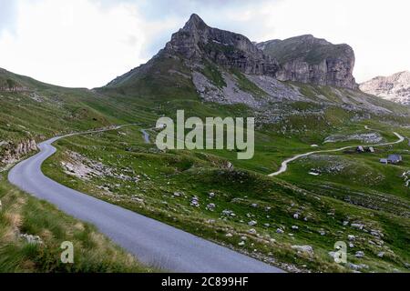 Route sinueuse et huttes typiques dans le parc national de Durmitor, Monténégro Banque D'Images