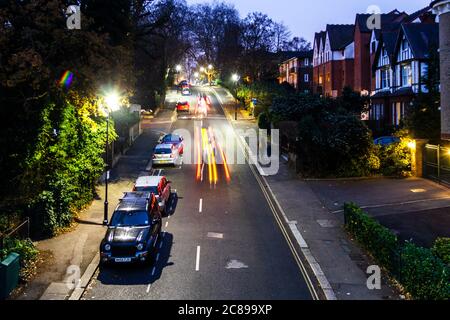 Vue nocturne de Stanhope Road depuis le pont sur Parkland Walk, voitures et autres véhicules quittant les sentiers de signalisation, Londres, Royaume-Uni Banque D'Images