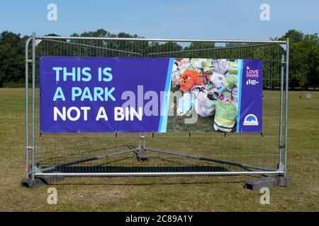 Londres, Royaume-Uni, 22 juillet 2020 panneau de déchets clair « c'est un parc pas une poubelle » sur Wandsworth Common dans la région populaire et surpeuplée pendant le confinement du coronavirus. . Banque D'Images