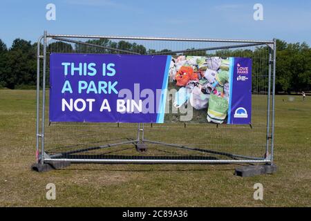 Londres, Royaume-Uni, 22 juillet 2020 panneau de déchets clair « c'est un parc pas une poubelle » sur Wandsworth Common dans la région populaire et surpeuplée pendant le confinement du coronavirus. . Banque D'Images