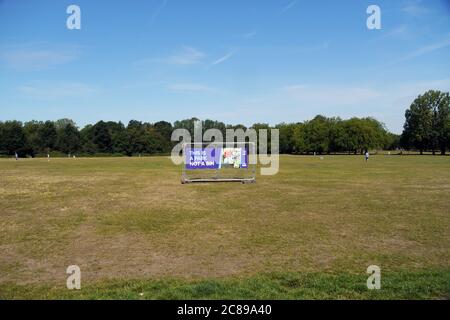 Londres, Royaume-Uni, 22 juillet 2020 panneau de déchets clair « c'est un parc pas une poubelle » sur Wandsworth Common dans la région populaire et surpeuplée pendant le confinement du coronavirus. . Banque D'Images