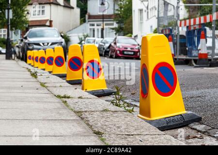 Image de point de vue bas de l'absence de cônes de stationnement sur le côté d'une route résidentielle en raison des travaux routiers, Londres, Royaume-Uni Banque D'Images