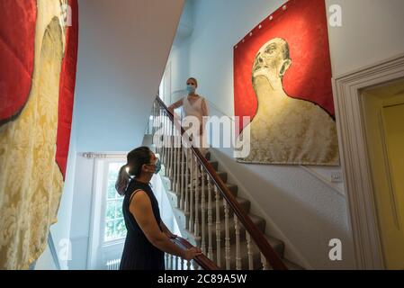 Londres, Royaume-Uni. 22 juillet 2020. Les membres du personnel voient les œuvres d'Adam Neate. Aperçu de 'disconnect', une nouvelle exposition transformant une maison de ville victorienne à Clapham Common, dans le sud-ouest de Londres, présentant des œuvres de dix artistes urbains basés au Royaume-Uni ainsi que des artistes internationaux. Le spectacle est présenté par Schoeni Projects, une nouvelle plate-forme d'arts contemporains basée à Londres et Hong Kong, et est accessible en ligne et sur rendez-vous du 24 juillet au 24 août 2020. Credit: Stephen Chung / Alay Live News Banque D'Images