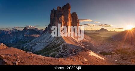 Dolomites italiens avec trois célèbres sommets de Lavaredo (Tre cime di Lavaredo) Tyrol du Sud, Italie, Europe au coucher du soleil d'été. Banque D'Images