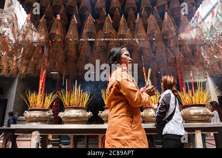 Personnes dans le temple bouddhiste pendant le festival Tet au Vietnam Banque D'Images