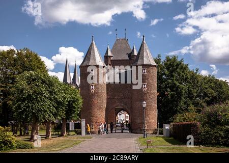 La vieille porte de la ville, Klever Tor, construit en 1393, en arrière-plan les clochers de la cathédrale, Xanten, Rhénanie-du-Nord-Westphalie, Allemagne. das 1393 erbaute Banque D'Images