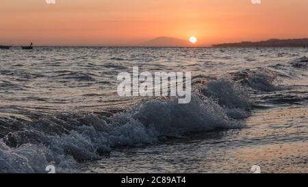 Vagues se brisant au coucher du soleil au Vietnam Banque D'Images