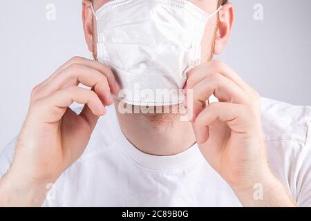 Un homme portant un masque protecteur contre le coronavirus. Panorama de bannière. Épidémie, pandémie, auto-isolement, quarantaine. Banque D'Images