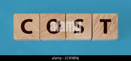 Mot coût fait avec des blocs de construction en bois. Concept commercial des dépenses Banque D'Images