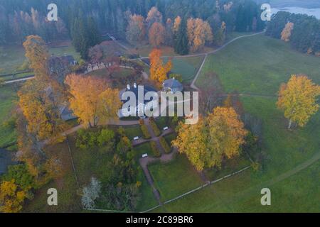 Vue de dessus du domaine de Mikhaïlovskoye dans un matin brumeux d'octobre (relevé aérien). Montagnes Pouchkine, Russie Banque D'Images