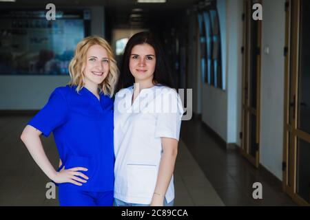 École de soins infirmiers. Deux des étudiants en médecine professionnelle dans les exfoliants. Personnel chirurgiens médecins. Médecine et santé concept Banque D'Images