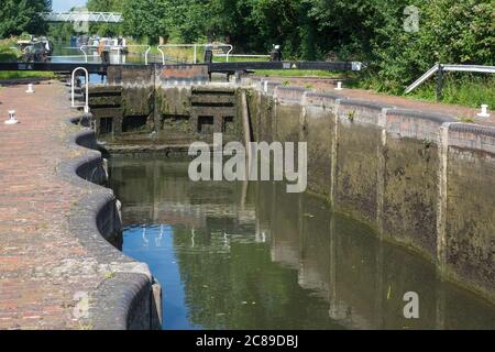 Angleterre, Berkshire, quai Aldermaston, écluse à pétoncles de Kennett & Avon Canal Banque D'Images