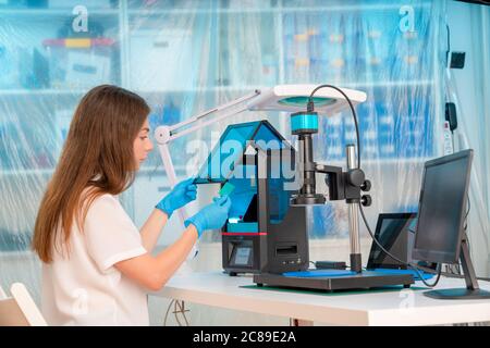 Femme dans la commande de l'écran LCD DLP / résine / SLA Imprimante 3D au laboratoire de technologie Banque D'Images