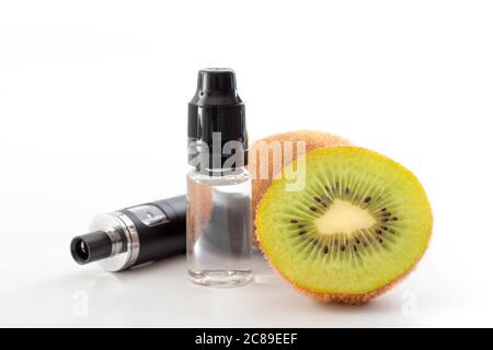 Alternative sûre au tabagisme, vapotage de la vapeur de saveur de fruit idée conceptuelle avec cigarette électronique et bouteille de jus de kiwi aromatisé isolé sur blanc Banque D'Images