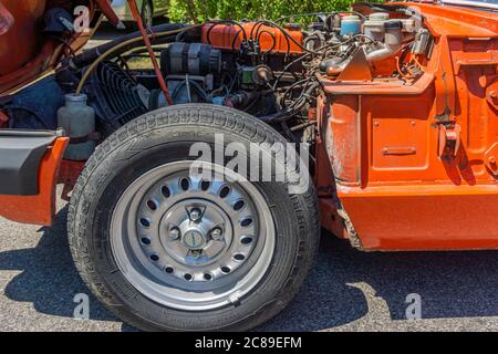 Toronto, Canada, juillet 2020 - vue latérale d'une voiture Triumph Spitfire d'époque avec capot ouvert montrant le moteur et la roue avant Banque D'Images
