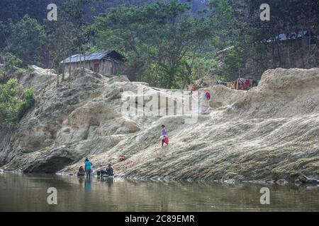 Chittagong, Bangladesh, 25 février 2016 : habitants d'une rivière dans les zones rurales du Bangladesh Banque D'Images