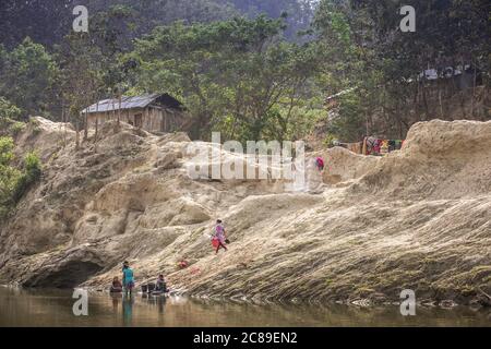 Chittagong, Bangladesh, 25 février 2016 : habitants d'une rivière dans les zones rurales du Bangladesh Banque D'Images