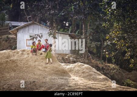 Chittagong, Bangladesh, 25 février 2016 : habitants d'une rivière dans les zones rurales du Bangladesh Banque D'Images