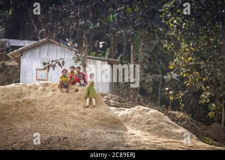 Chittagong, Bangladesh, 25 février 2016 : habitants d'une rivière dans les zones rurales du Bangladesh Banque D'Images