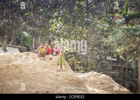 Chittagong, Bangladesh, 25 février 2016 : habitants d'une rivière dans les zones rurales du Bangladesh Banque D'Images