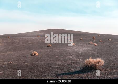 Vaste paysage aride entourant le cratère d'Ubehebe dans la vallée de la mort Banque D'Images