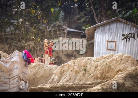 Chittagong, Bangladesh, 25 février 2016 : habitants d'une rivière dans les zones rurales du Bangladesh Banque D'Images