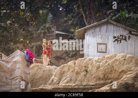 Chittagong, Bangladesh, 25 février 2016 : habitants d'une rivière dans les zones rurales du Bangladesh Banque D'Images