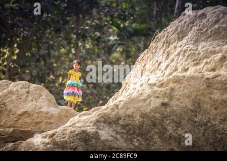 Chittagong, Bangladesh, 25 février 2016 : habitants d'une rivière dans les zones rurales du Bangladesh Banque D'Images