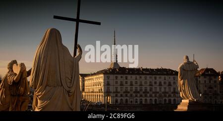 TURIN, ITALIE - MARS 2009: Vue de la Mole Antonelliana de l'église de la Gran Madre di Dio Banque D'Images