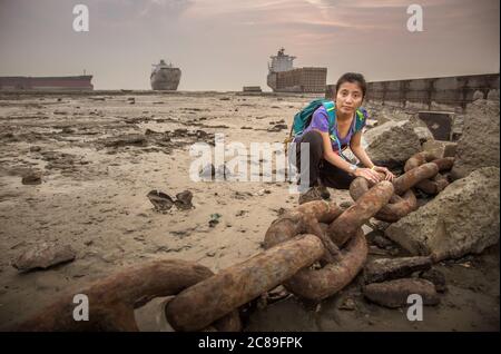 Chittagong, Bangladesh, 25 février 2016 : femme au chantier de freinage du navire de Chittagong Banque D'Images