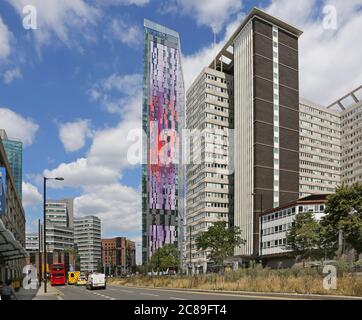 Croydon Town Centre, vue vers le nord le long de Wellesley Road montrant le développement de Saffron Square, la tour résidentielle multicolore de 43 étages. Banque D'Images