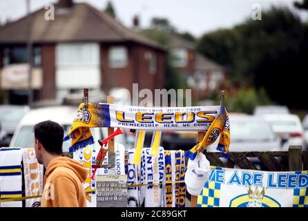 Marchandise de la Leeds United Premier League à vendre avant le match de championnat Sky Bet à Elland Road, Leeds. Banque D'Images