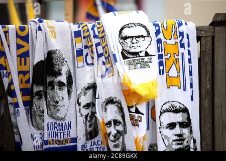 Marchandise de la Leeds United Premier League à vendre avant le match de championnat Sky Bet à Elland Road, Leeds. Banque D'Images