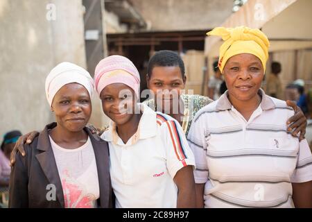 Les travailleuses travaillent dans un entrepôt coopératif de producteurs de café à Mbale, en Ouganda, en Afrique de l'est. Banque D'Images