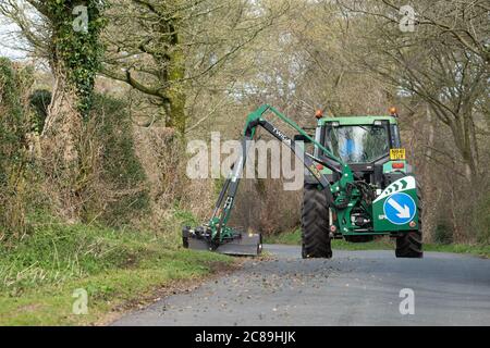 Coupe des bordures d'herbe avec une tondeuse à tête plate et un tracteur John Deere, Chipping, Preston, Lancashire, Angleterre, Royaume-Uni. Banque D'Images