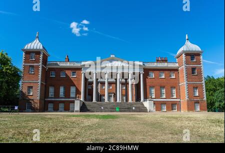 L'avant de la maison d'Osterley avec l'herbe qui s'estompe au soleil chaud. Personne. Osterley, Isleworth, Angleterre. Banque D'Images