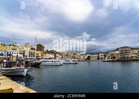 AGIOS NIKOLAOS, GRÈCE - 15 mai 2019 : l'image montre une vue sur le niveau de l'eau du port de la ville d'Agios Nikolaos sur l'île de Crète Banque D'Images