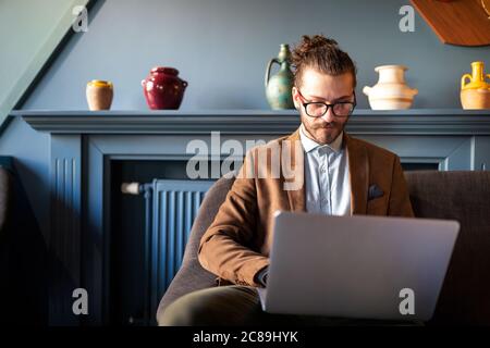 Jeunes businessman typing on laptop sur le lieu de travail Banque D'Images