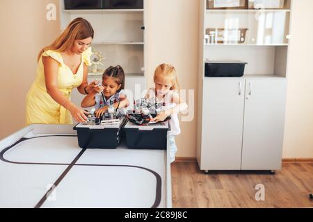 Deux écolières étudient en robotique, assemblent un constructeur de robot Banque D'Images