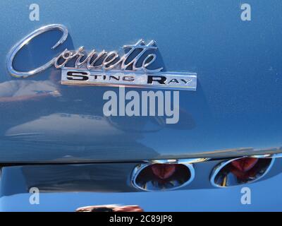 Détails de la Corvette 1965 vintage bleue en gros plan avec chrome étincelant en plein soleil. Banque D'Images